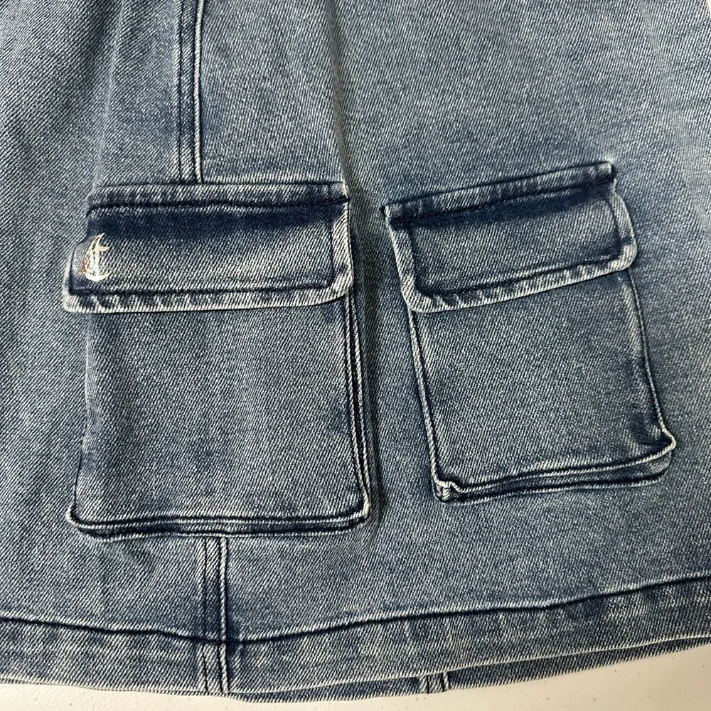 Juicy Couture Denim Medium Wash Cargo
Mini Skirt Size 32 NWT - Picture 7 of 9